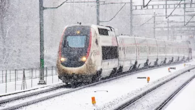 Train circulant sous la neige