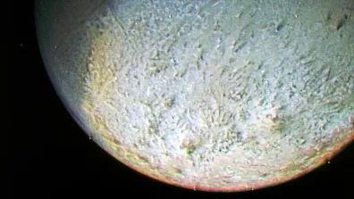 Photo du satellite naturel de Neptune, Triton, prise par la sonde Voyager 2 en 1989. 