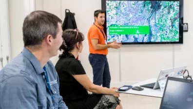 Un homme fait une présentation devant un groupe de personnes