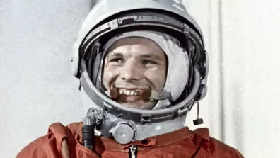 Le 12 avril 1961, depuis le pas de tir de Baïkonour, Iouri Gagarine s’envole pour accomplir une rotation autour de la Terre à bord du vaisseau spatial Vostok. 