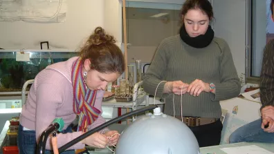 Deux élèves en train de fabriquer une bouée expérimentale