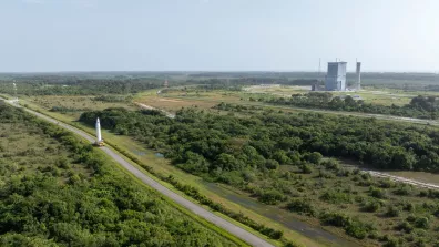 Transfert du premier booster du premier modèle de vol Ariane 6 (VA262) vers la zone de lancement (ZL4) au Centre Spatial Guyanais le 25/04/2024