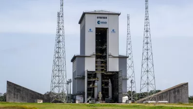 Transfert du second booster du premier modèle de vol Ariane 6 (VA262) vers la zone de lancement (ZL4) au Centre Spatial Guyanais le 26/04/2024