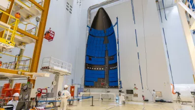Verticalisation de la coiffe du premier modèle de vol du lanceur Ariane 6 au CSG le 16/05/2024