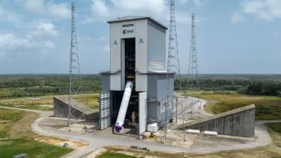 Vue drone de la verticalisation du corps central du premier modèle de vol Ariane 6 (VA262) en zone de lancement au Centre Spatial Guyanais le 24/04/2024