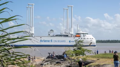 Arrivée du navire hybride Canopée, destiné au transport d’Ariane 6, au port de Pariacabo en Guyane française le mercredi 21/02/2024