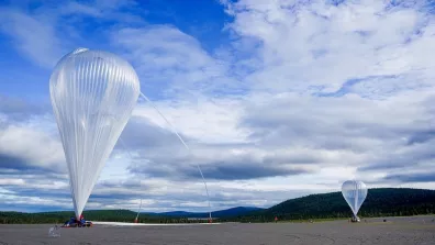 Ballon stratosphérique ouvert (BSO) et son ballon auxiliaire prêts pour le lâcher sur la base d'Esrange (Suède) lors de la campagne Klimat 2021