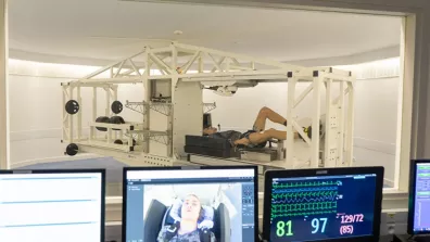 Un volontaire de l'étude BRACE dans la centrifugeuse à la clinique spatiale de MEDES, à Toulouse, utilisée pour reproduire une gravité artificielle