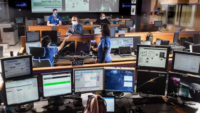 Depuis le CADMOS, au CNES de Toulouse, les équipes au sol aident les astronautes à réaliser leurs expériences. 