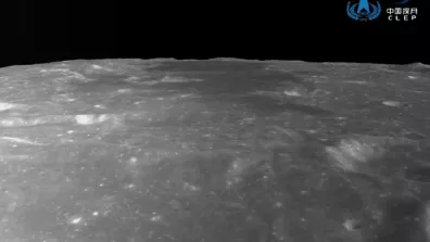 Photo de la face cachée de la Lune prise par Chang'e 6 lors de sa phase d'atterrissage (source : CNSA)