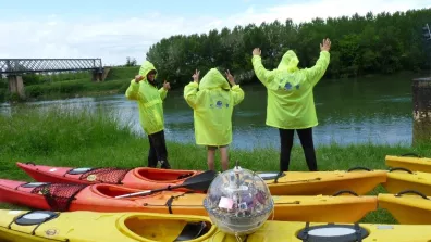 Trois élèves du Collège Élise Deroche au bord de la Garonne 