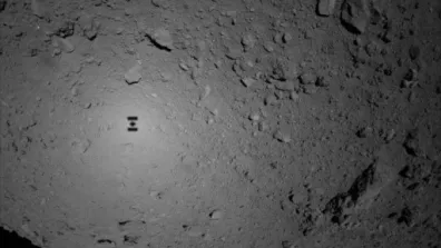 Ombre de la sonde Hayabusa2 sur la surface de l’astéroïde