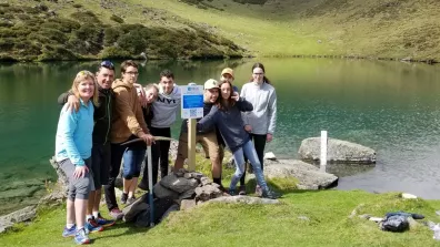 Des élèves du Lycée polyvalent Victor Duruy posant devant un lac à Bagnères-de-Bigorre