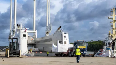 Déchargement du CCU4 au port de Pariacabo