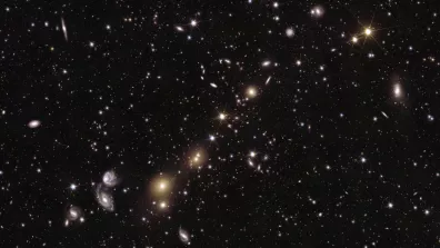 Le noyau de l'amas de galaxies Abell 3381 est visible, à 678 millions d'années-lumière de nous. L'image montre de nombreuses galaxies de formes et de tailles différentes, des galaxies elliptiques massives aux galaxies spirales modestes, en passant par les galaxies naines minuscules et peu lumineuses.