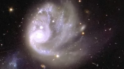 La galaxie spirale ESO 364-G036,située à 420 millions d'années-lumière de la Terre. 0,0003% de la mosaïque initiale de 208 gigapixels.