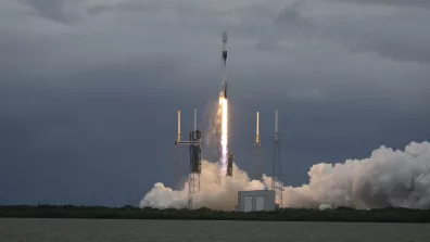 Décollage d'une fusée Falcon 9 de Space X emportant sous sa coiffe la sonde européenne Hera