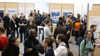 Personnes en train d'échanger dans un hall lors des Rencontres Techniques et Numériques du CNES.