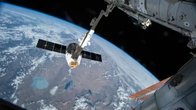 Le cargo Dragon est accosté via un bras télécommandé 