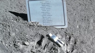 Plaque et sculpture Fallen Astronaut sur la Lune, Apollo 15