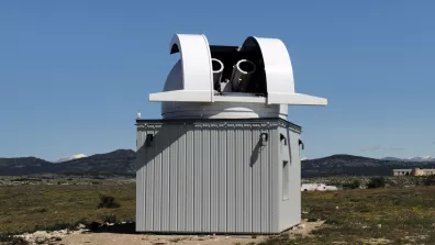 La station FrOGS sur le plateau de Calern, vue de l'extérieur.