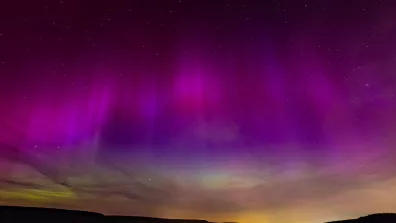 Aurores boréales dans le ciel 