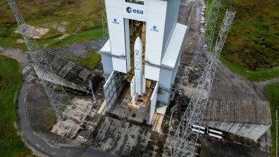 Ariane 6 sur son pas de tir lors du lancement inaugural.