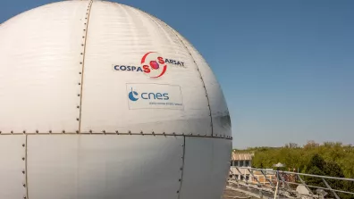 Antenne de réception Cospas-Sarsat au centre spatial de Toulouse.