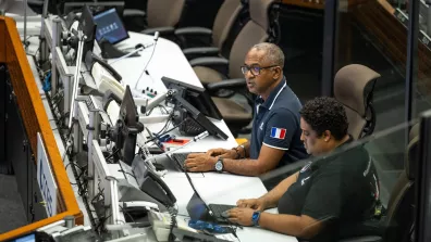 Raymond Boyces et Axel Sergues au Centre de contrôle Jupiter 2 du Centre spatial guyanais.