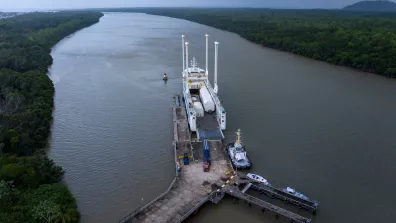 Le Canopée à son arrivée en Guyane avec les éléments de la 2e Ariane 6.