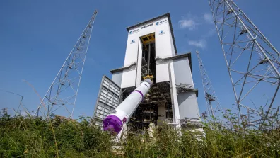 Verticalisation du corps central d'Ariane 6.