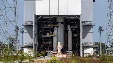 Assemblage des boosters et du corps central d'Ariane 6.