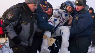 L'astronaute Sergei Volkov à sa sortie de la capsule Soyouz