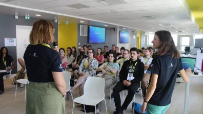 Groupe d'étudiants dans une salle dans le cadre de l'université d'été UNIVERSPACE