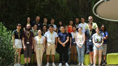 Groupe d'étudiants à l'extérieur dans le cadre de l'université d'été UNIVERSPACE