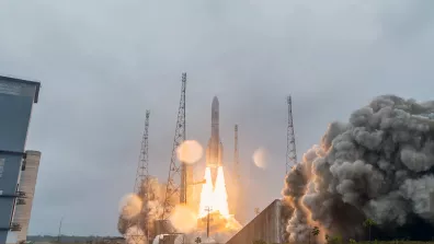 Décollage d'Ariane 6 avec le satellite CSO-3 lors de son premier vol commercial.