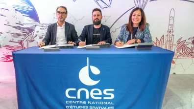 Signature d'un accord entre le CNES et PLD lors du Salon du Bourget
