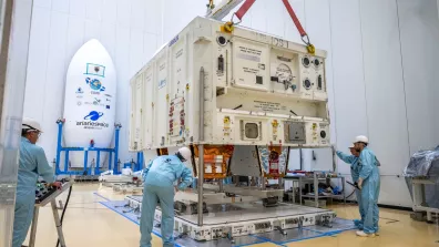 Ouverture du conteneur charge utile 2 (CU2) CO3D en salle blanche S3BHN du Centre spatial guyanais.