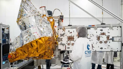 Intégration finale du panneau solaire ou générateur solaire du satellite MicroCarb en salle blanche PRONAOS au CNES à Toulouse.