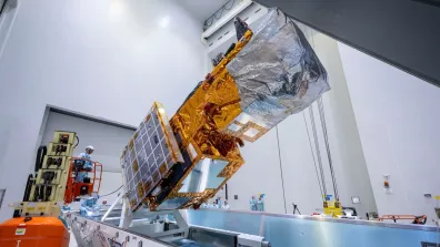 Ouverture du conteneur du satellite MetOp SG-A1 en salle blanche S5C du Centre spatial guyanais pour le prochain vol Ariane 6 VA264.