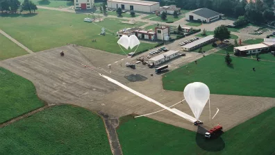 Vue aérienne de l'aire de lancement d'Aire-sur-l'Adour, avec un ballon principal et des ballons auxiliaires, lors d'une campagne en 1997.