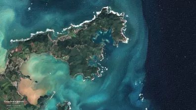 La presqu'île de la Caravelle, en Martinique, vue par un satellite Pléiades.