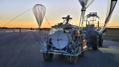 Nacelle BVEX avec son ballon auxiliaire (en avant-plan) et gonflage du ballon principal à l’arrière.