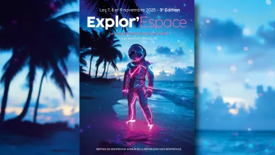 Astronaute avec une combinaison lumineuse sur une plage tropicale