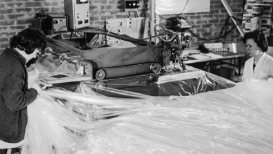 Fabrication de ballons, probablement à l’ancienne usine Henry-Potez à Aire-sur-l’Adour.