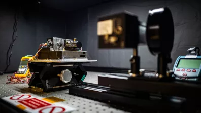 Test de MicroLIBS en salle blanche au centre spatial de Toulouse du CNES.