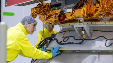 Pose de la charge utile 1 (CU1, le satellite Sentinel-1D) sur bâti, à la salle de remplissage S5A du Centre Spatial Guyanais, le 22 octobre 2025.