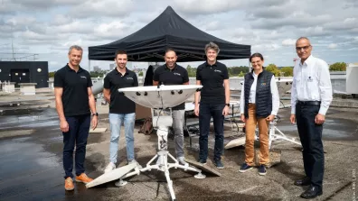 Les équipes du CNES et d'UNIVITY sur le lieu de test des antennes UNIVITY. 