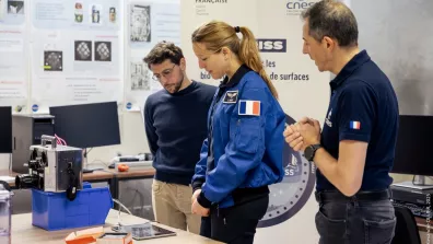 L'astronaute Sophie Adenot découvre l'expérience MultISS au Centre spatial de Toulouse