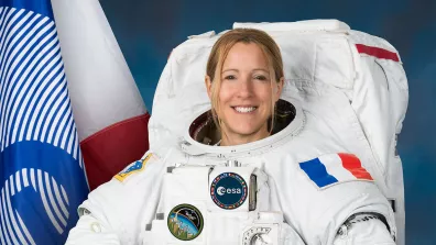 Portrait de l'astronaute Sophie Adenot en combinaison spatiale